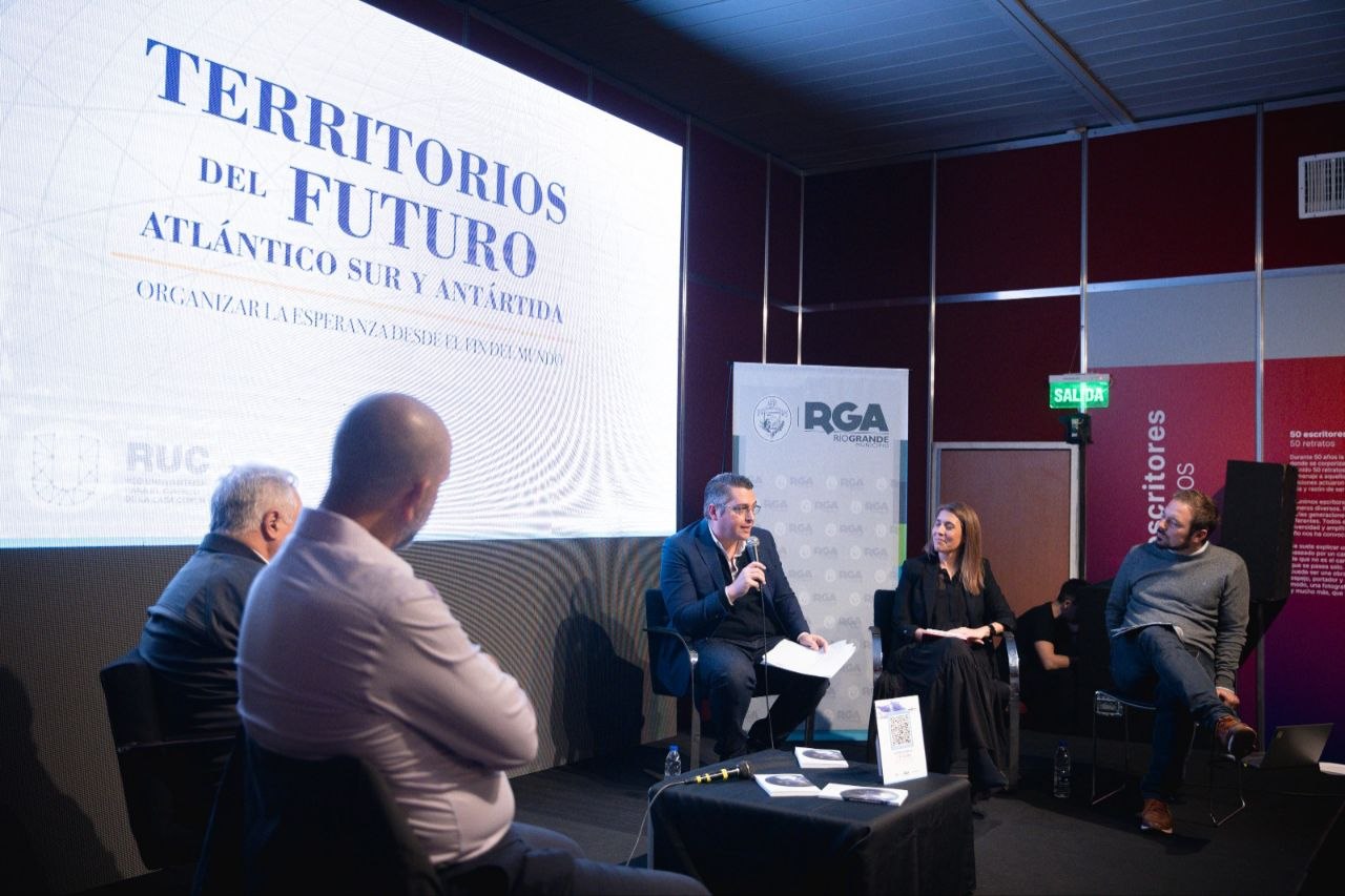 FERIA DEL LIBRO: PEREZ INSTÓ A CONSTRUIR DESDE EL SUR UNA MIRADA NACIONAL SOBRE LOS TERRITORIOS ESTRATÉGICOS DEL FUTURO