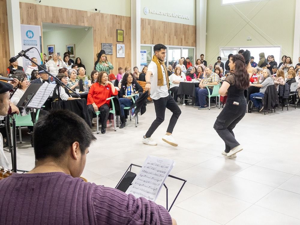 JUVENTUDES Y PERSONAS MAYORES DISFRUTARON DE UNA PEÑA FOLKLÓRICA