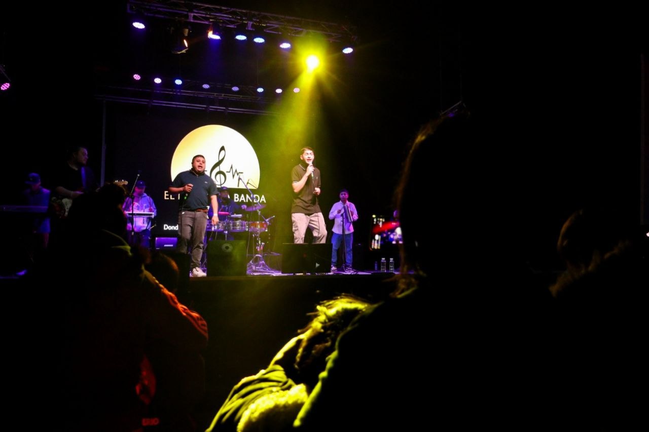 VECINOS Y VECINAS DISFRUTARON DE LA “NOCHE TROPICAL” EN EL CENTRO CULTURAL ESTHER FADUL