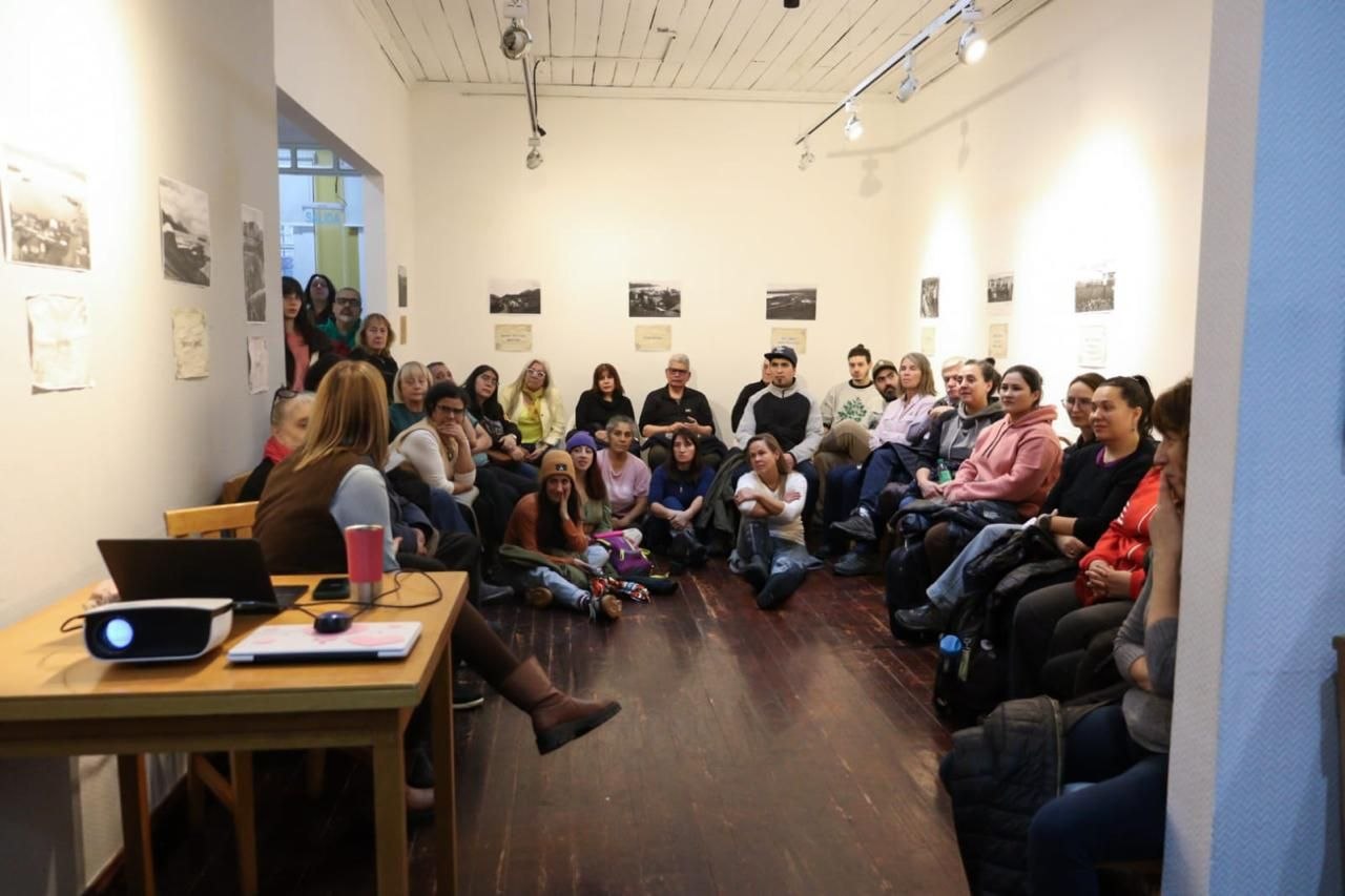 LA MUNICIPALIDAD DE USHUAIA LLEVÓ ADELANTE EL CONVERSATORIO “HISTORIAS DE QUINTAS Y PIONEROS” EN LA ANTIGUA CASA BEBAN