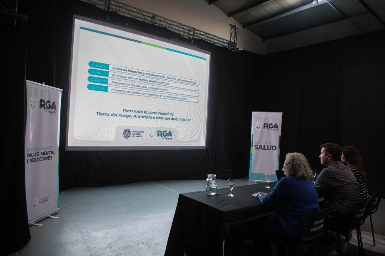 CON AMPLIA CONVOCATORIA REGIONAL, INICIÓ EL CURSO UNIVERSITARIO SOBRE CONSUMOS PROBLEMÁTICOS