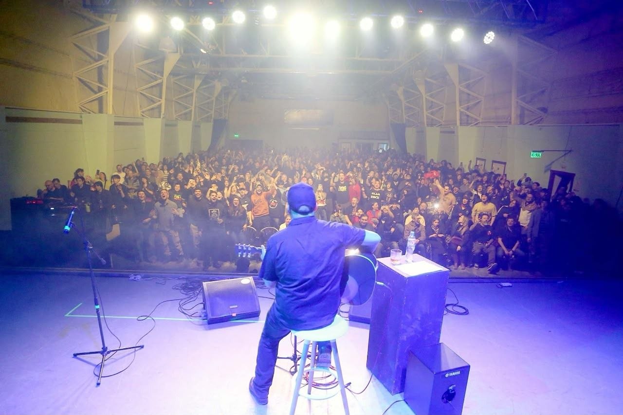GASPAR BENEGAS PRESENTÓ UN SHOW ACÚSTICO ANTE UN CENTRO CULTURAL ESTHER FADUL REPLETO
