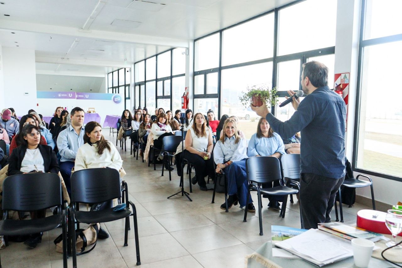 LA MUNICIPALIDAD DE USHUAIA ACOMPAÑÓ LA CONFERENCIA “INFANCIAS Y ADOLESCENCIAS: ENCRUCIJADAS Y DESAFÍOS DE LA EDUCACIÓN INCLUSIVA”