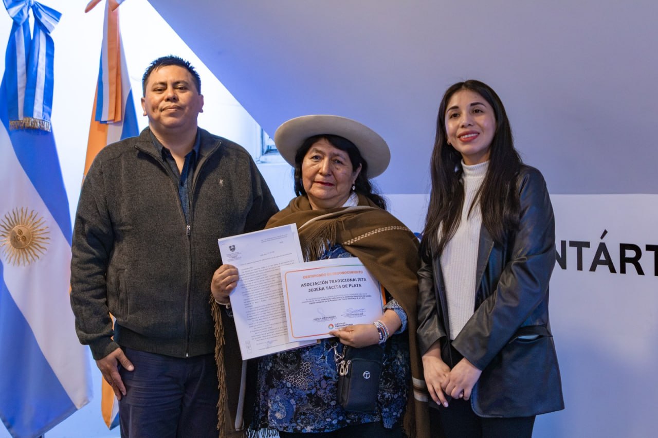 EL GOBIERNO DE LA PROVINCIA RECONOCIÓ LA TRAYECTORIA CULTURAL DE LA AGRUPACIÓN TRADICIONALISTA JUJEÑA “TACITA DE PLATA” Y RECIBIÓ AL MÚSICO JUJEÑO BECHO RIVEIRO