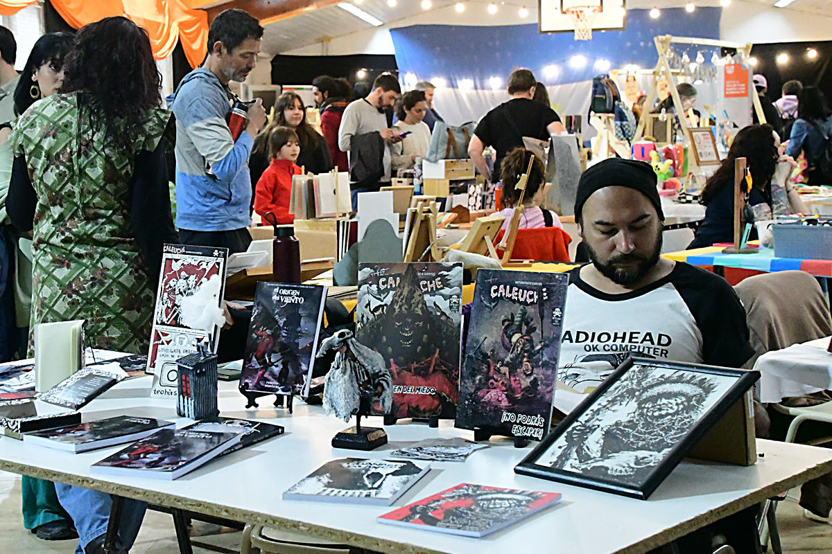 ARTE, DISEÑO Y COMUNIDAD: CON MÁS DE 35 EMPRENDEDORES LOCALES, SE CELEBRÓ CON ÉXITO UNA NUEVA EDICIÓN DE LA FERIA FLOTANTE EN USHUAIA