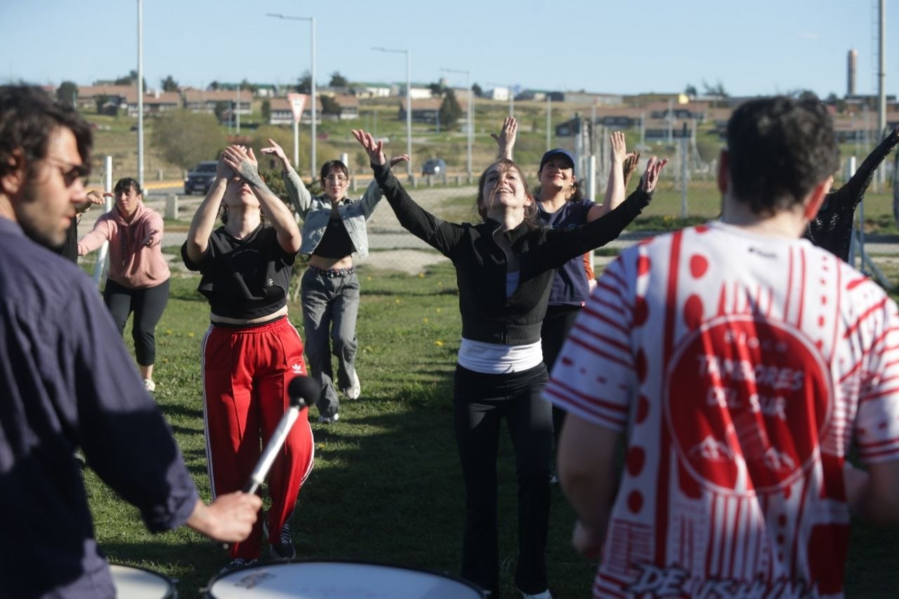 LA MUNICIPALIDAD DE USHUAIA ACOMPAÑÓ EL ENCUENTRO DE DANZA “SAMBA REGGAE Y BLOCOS AFRO” EN EL ESPACIO CULTURAL MEDIO CAÑO